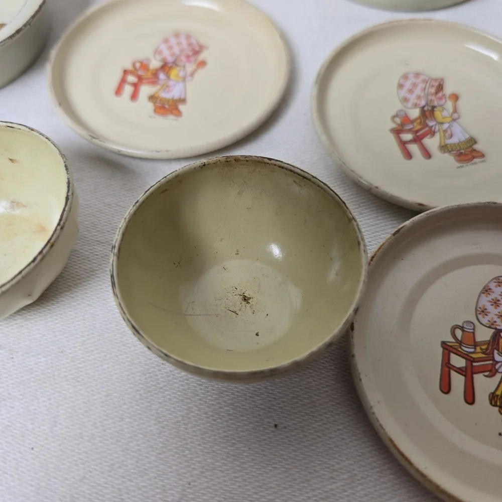 Vtg Holly Hobbie Sunbonnet Sue Metal Kitchen Set Cups Plates Pans‎ 17pc